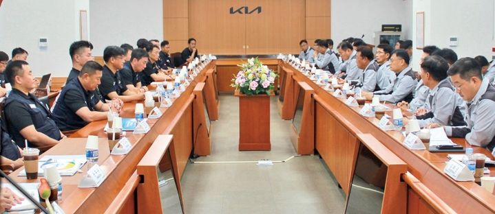 [서울=뉴시스] 지난 8월 올해 임단협 상견례 중인 기아 노사 관계자들. (사진=기아 노사 제공) 2023.07.06 photo@newsis.com *재판매 및 DB 금지