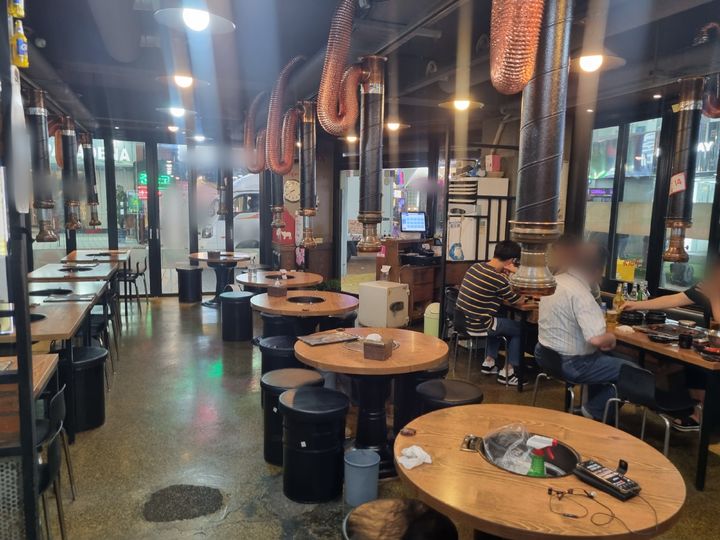 [서울=뉴시스] 박광온 기자 = 서울 관악경찰서는 8일 오후 8시 '불특정 다수 대상의 신종 테러와 흉악범죄 예고 게시'를 규탄하기 위해 구청장, 구의회 의장, 지역상인회, 자율방범대 등 유관기관들과 합동으로 특별 범죄예방 합동 순찰을 진행했다. 사진은 신림역 사건과 흉악범죄 예고 글 게시 등으로 손님이 크게 준 신림역 순대타운 인근 가게 모습. 2023.08.08. lighton@newsis.com *재판매 및 DB 금지