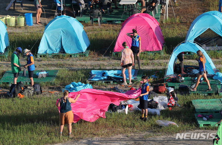 [부안=뉴시스] 김명년 기자 = 8일 오전 전북 부안군 '2023 세계스카우트잼버리' 야영지에서 청소년 스카우트 대원들이 조기 철수 준비를 하고 있다. 세계스카우트연맹은 전날인 7일 태풍 '카눈'이 한반도를 향해 북상함에 따라 정부와 협의해 잼버리 대회가 열리고 있는 새만금 야영지에서 조기 철수하기로 결정했다. 2023.08.08. kmn@newsis.com