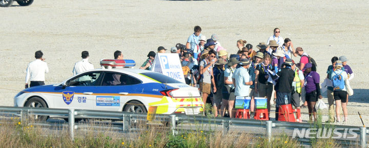 [부안=뉴시스] 김얼 기자 = '2023 새만금 제25회 세계 스카우트 잼버리'의 조기 철수가 결정된 8일 전북 부안군 잼버리 야영장에서 스카우트 대원들이 버스를 안내 받기 위해 경찰관에게 도움을 요청하고 있다. 2023.08.08. pmkeul@nwsis.com