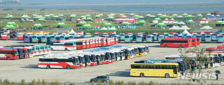 [부안=뉴시스] 김얼 기자 = '2023 새만금 제25회 세계 스카우트 잼버리'의 조기 철수가 결정된 8일 전북 부안군 잼버리 야영장에 버스들이 속속들이 들어서고 있다. 2023.08.08. pmkeul@nwsis.com
