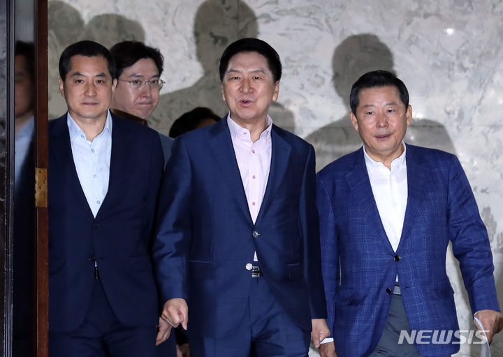 [서울=뉴시스] 이영환 기자 = 김기현 국민의힘 대표와 박대출 정책위의장, 이철규 사무총장이 지난 8일 오전 서울 여의도 국회에서 열린 확대당직자회의에 참석하고 있다. 2023.08.08. 20hwan@newsis.com
