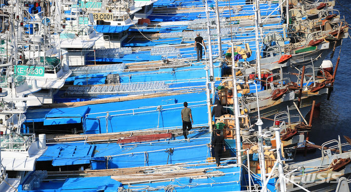 [서귀포=뉴시스] 우장호 기자 = 제6호 태풍 '카눈(KHANUN)'이 방향을 틀어 우리나라를 향해 북상 중인 8일 오전 제주 서귀포시 서귀포항에서 선원들이 어선 정박 상태를 점검하고 있다. 기상청에 따르면 태풍은 오는 10일 새벽 시간 제주도 동쪽 해상에 최근접할 것으로 전망된다. 2023.08.08. woo1223@newsis.com
