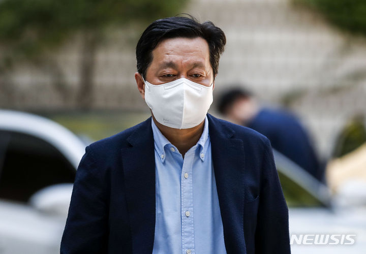 [서울=뉴시스] 정병혁 기자 = 정진상 전 더불어민주당 당대표실 정무조정실장이 8일 서울 서초구 서울중앙지법에서 열린 편의제공 대가로 뇌물수수 혐의 등에 관련한 공판에 출석하고 있다. 2023.08.08. jhope@newsis.com