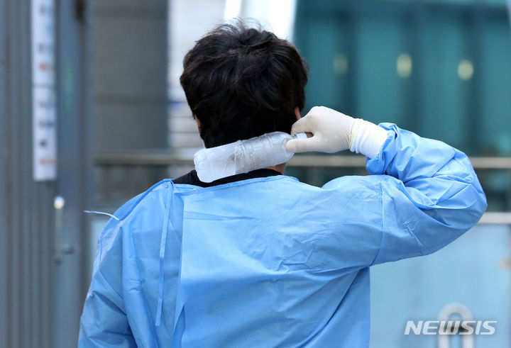 [서울=뉴시스] 조성우 기자 = 서울 용산구 보건소 선별진료소에서 의료진이 얼린 물병을 목에 대고 있다. 2023.08.08. xconfind@newsis.com