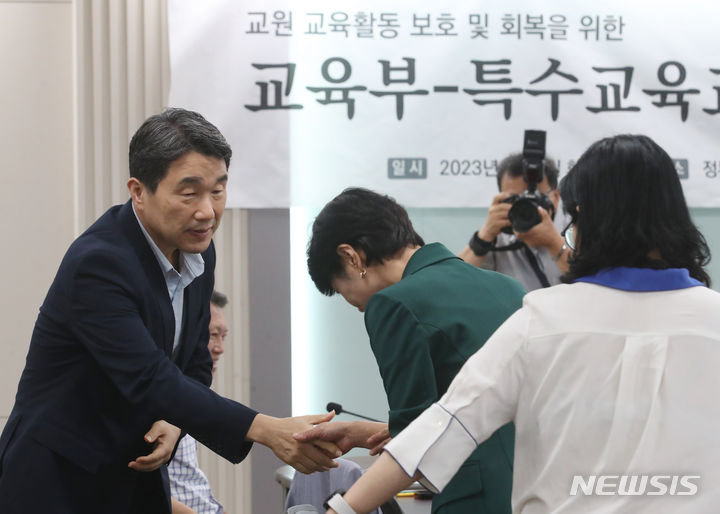 [서울=뉴시스] 김명원 기자 = 이주호 사회부총리 겸 교육부 장관이 8일 오전 서울 종로구 정부서울청사에서 열린 교권 보호 및 회복을 위한 특수교육교원 현장 간담회에 앞서 참석자들과 인사하고 있다. 이날 이주호 부총리는 책임교육지원관, 교육복지돌봄지원관, 학계 등 특수교사 교육활동 보호관련 현장의견을 청취한다. 2023.08.08. kmx1105@newsis.com