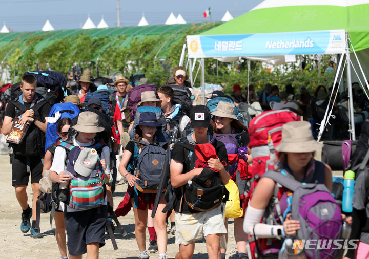[부안=뉴시스] 김명년 기자 = 8일 오전 전북 부안군 '2023 세계스카우트잼버리' 야영지에서 청소년 스카우트 대원들이 철수 버스 탑승장소로 이동하고 있다. 세계스카우트연맹은 전날인 7일 태풍 '카눈'이 한반도를 향해 북상함에 따라 정부와 협의해 잼버리 대회가 열리고 있는 새만금 야영지에서 조기 철수하기로 결정했다. 2023.08.08. kmn@newsis.com
