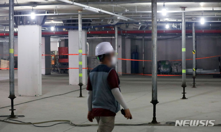 [양주=뉴시스] 김선웅 기자 = 8일 경기 양주시 소재 양주회천 A-15BL 아파트 건설공사 6공구 지하주차장에 철근이 누락된 전체 154개 기둥을 보강하는 하중분산 지지대 등 보강 설비가 설치돼있다. 2023.08.08. mangusta@newsis.com