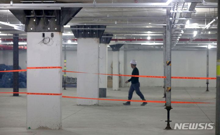 [양주=뉴시스] 김선웅 기자 = 8일 경기 양주시 소재 양주회천 A-15BL 아파트 건설공사 6공구 지하주차장에 철근이 누락된 전체 154개 기둥을 보강하는 하중분산 지지대 등 보강 설비가 설치돼있다. 2023.08.08. mangusta@newsis.com