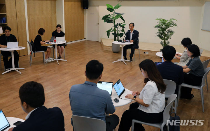 [서울=뉴시스] 배훈식 기자 = 한덕수 국무총리가 8일 오전 서울 종로구 정부서울청사 별관에서 출입기자단 백브리핑을 하고 있다. 2023.08.08. dahora83@newsis.com