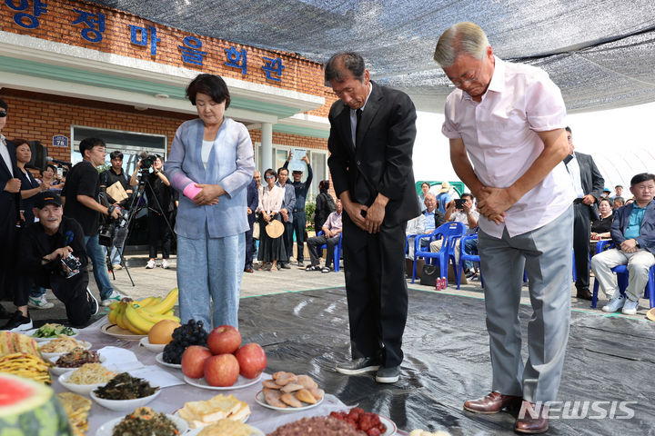 [구례=뉴시스] 이영주 기자 = 문재인 전 대통령과 김정숙 여사가 8일 오전 전남 구례군 양정마을에서 열린 '섬진강 수해 극복 3주년 생명 위령제'에 참석해 3년 전 수해 당시 희생된 소를 위한 제를 올리고 있다. 2023.08.08. leeyj2578@newsis.com