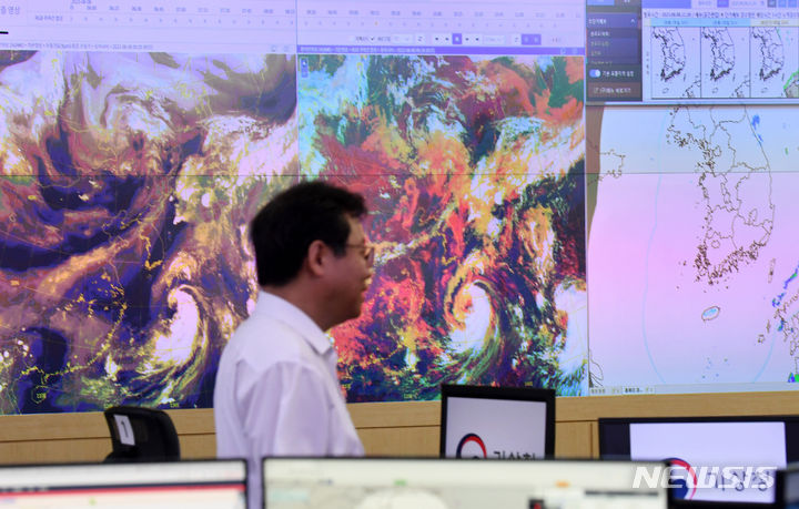 [서울=뉴시스] 국회사진기자단 = 8일 오전 서울 동작구 기상청에서 관계자들이 제6호 태풍 카눈(KHANUN)의 예상 진로를 살펴보고 있다. 2023.08.08. photo@newsis.com