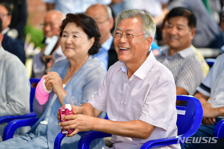 [구례=뉴시스] 이영주 기자 = 문재인 전 대통령이 8일 오전 전남 구례군 양정마을에서 열린 '섬진강 수해 극복 3주년 생명 위령제'에 참석하고 있다. 2023.08.08. leeyj2578@newsis.com