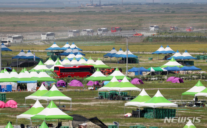 [부안=뉴시스] 김명년 기자 = 8일 오후 전북 부안군 '2023 세계스카우트잼버리' 야영지에서 각국 스카우트 대원들을 태운 버스가 떠나고 있다. 세계스카우트연맹은 전날인 7일 태풍 '카눈'이 한반도를 향해 북상함에 따라 정부와 협의해 잼버리 대회가 열리고 있는 새만금 야영지에서 조기 철수하기로 결정했다. 2023.08.08. kmn@newsis.com
