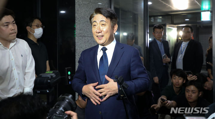 [과천=뉴시스] 김선웅 기자 = 이동관 방송통신위원장 후보자가 8일 경기 과천시 소재 청문회 준비 사무실로 출근하며 입장을 말하고 있다. 2023.08.08. mangusta@newsis.com