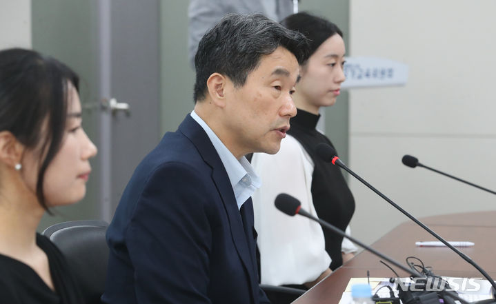 [서울=뉴시스] 김명원 기자 = 이주호 사회부총리 겸 교육부 장관이 8일 서울 종로구 정부서울청사에서 열린 유치원 교원 교육활동 보호를 위한 현장 간담회에 참석해 발언하고 있다. 2023.08.08. kmx1105@newsis.com