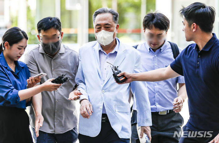 [서울=뉴시스] 정병혁 기자 = 새마을금고중앙회의 펀드 출자 과정에서 금품을 수수한 의혹을 받는 박차훈 새마을금고중앙회장이 8일 오후 서울 송파구 서울동부지법에서 열린 영장실질심사(구속 전 피의자 심문)에 출석하고 있다. 2023.08.08. jhope@newsis.com