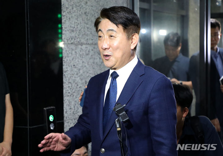 [과천=뉴시스] 김선웅 기자 = 국민의힘이 18일 이동관 방송통신위원장 후보자 인사청문회를 앞두고 방어 전략을 짜는데 고심하고 있다. 여당은 문재인 정부에서 방통위원장을 맡았던 한상혁 위원장과의 차별점을 강조하면서, 이 후보자 본인의 철학을 최대한 설명할 수 있는 시간을 확보하겠다는 방침이다. 사진은 이동관 방송통신위원장 후보자가 8일 경기 과천시 소재 청문회 준비 사무실로 출근하며 취재진 질문에 답변하고 있다. 2023.08.08. mangusta@newsis.com