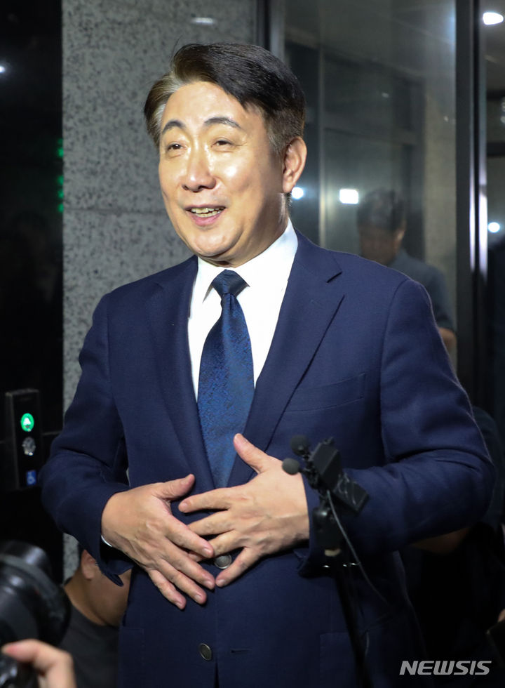 [과천=뉴시스] 김선웅 기자 = 이동관 방송통신위원장 후보자가 8일 경기 과천시 소재 청문회 준비 사무실로 출근하며 입장을 말하고 있다. 2023.08.08. mangusta@newsis.com