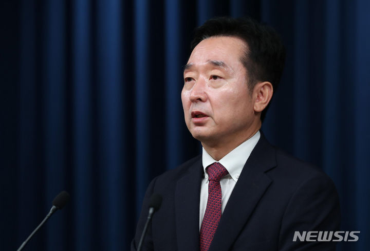 [서울=뉴시스] 홍효식 기자 = 이도운 대통령실 대변인이 8일 서울 용산 대통령실 청사에서 현안 관련 브리핑을 하고 있다. 2023.08.08. yesphoto@newsis.com