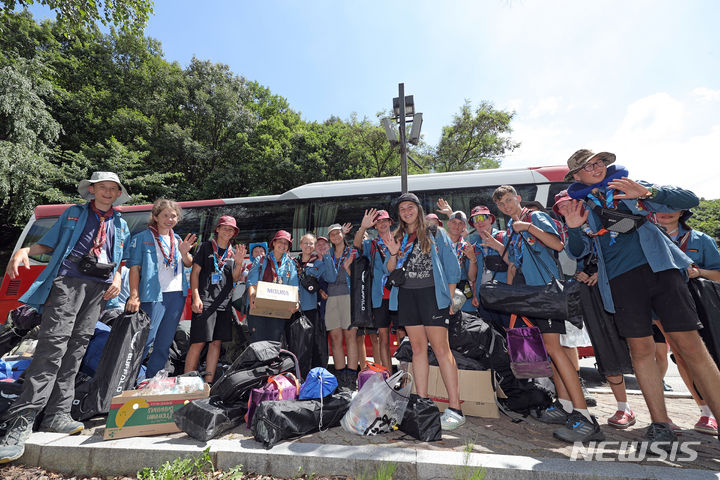 [용인=뉴시스] 김금보 기자 = 전북 새만금 야영지에서 철수한 세계스카우트잼버리 독일 대원들이 8일 오후 용인시 처인구 명지대학교 기숙사에 입소하기 위해 도착해 웃고 있다. 2023.08.08. kgb@newsis.com