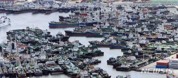 [부산=뉴시스] 하경민 기자 = 화요일인 9일은 제주도를 시작으로 전국이 6호 태풍 카눈의 영향권에 들며 강풍과 폭우가 시작되겠다. 사진은 지난 8일 부산 동구 부산항 5부두에 미리 대피한 선박들이 줄지어 정박하고 있는 모습. 2023.08.08. yulnetphoto@newsis.com