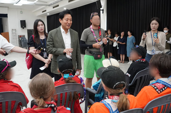 [서울=뉴시스] 오세훈 서울시장이 8일 2023 새만금 세계스카우트대회 참가 대원들이 머물 서울 마포구 홍익대학교 제2기숙사를 방문, 대원들과 대화하고 있다. 세계스카우트대원들은 제6호 태풍 카눈 북상으로 새만금 야영지에서 조기 철수해 전국 8개 시·도에 정해진 숙소로 이동했다. (사진=서울시 제공) 2023.08.08. photo@newsis.com *재판매 및 DB 금지