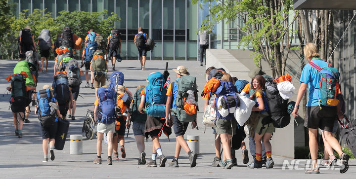 [용인=뉴시스] 김금보 기자 = 전북 새만금 야영지에서 철수한 세계스카우트잼버리 네덜란드 대원들이 8일 오후 용인시 기흥구 현대자동차그룹 인재개발원 마북캠퍼스에 도착해 입소하고 있다. 2023.08.08. kgb@newsis.com