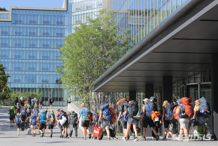 [용인=뉴시스] 김금보 기자 = 전북 새만금 야영지에서 철수한 세계스카우트잼버리 네덜란드 대원들이 8일 오후 용인시 기흥구 현대자동차그룹 인재개발원 마북캠퍼스에 도착해 입소하고 있다. 2023.08.08. kgb@newsis.com