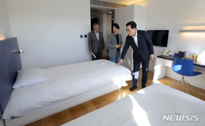 [용인=뉴시스] 김금보 기자 = 이창양 산업통상자원부 장관이 8일 오후 용인시 기흥구 현대자동차그룹 인재개발원 마북캠퍼스에서 세계스카우트잼버리 대원들의 숙소를 점검하고 있다. 2023.08.08. kgb@newsis.com