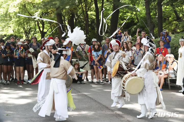 [서울=뉴시스] 김근수 기자 = 세계스카우트잼버리 대회에 참가중인 영국 스카우트 대원들이 8일 오후 서울 종로구 청와대에서 사물놀이 공연을 보고 있다. 2023.08.08. ks@newsis.com