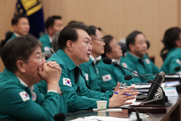 [서울=뉴시스] 윤석열 대통령이 8일 서울 용산 대통령실 국가위기관리센터에서 제6호 태풍 '카눈' 대처 긴급점검회의를 주재하고 있다. (사진=대통령실 제공) 2023.08.08. photo@newsis.com *재판매 및 DB 금지