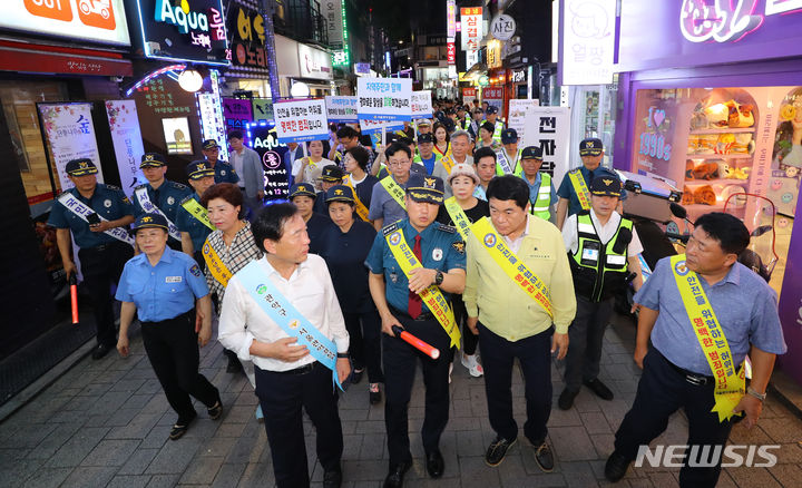 [서울=뉴시스] 최진석 기자 = 정태호(앞줄 왼쪽부터) 더불어민주당 의원과 박민영 서울관악경찰서장, 박준희 관악구청장이 8일 서울 관악구 신림역 순대타운 일대에서 지역상인회, 자율방범대 등 유관기관과 함께 특별범죄예방 합동순찰을 하고 있다. 2023.08.08. myjs@newsis.com