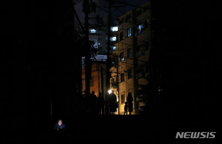 [서울=뉴시스] 최진석 기자 = 최근 서울 구로구에서 까마귀가 전선을 건드려 400여세대에 전기공급이 끊기는 사고가 발생하는 등, 까마귀로 인한 정전 사고가 늘어나고 있다. 사진은 지난 8월8일 오후 서울 관악구 봉천동 일부 지역에 전기 공급이 끊겨 가로등이 꺼져 있는 모습.&nbsp; 2023.08.08. myjs@newsis.com