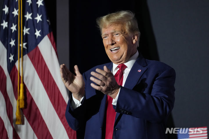 [윈덤=AP/뉴시스] 도널드 트럼프 전 미 대통령은 전통 보수주의가 아닌 포퓰리즘적 보수주의이며 공화당 유권자 다수를 이를 지지한다고 미 뉴욕타임스(NYT)가 10일(현지 시간) 보도했다. 사진은 지난 8일윈덤의 윈덤 고등학교에서 선거 유세 연설하는 트럼프. 2023.08.11.