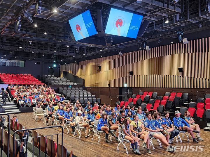 [서울=뉴시스]롯데그룹이 25회 세계 스카우트 잼버리 멕시코 대표단에 대한 체류 지원을 한다. 사진은 롯데인재개발원 오산캠퍼스에 잼버리 멕시코 대표단이 입소한 모습. (사진=롯데지주 제공)