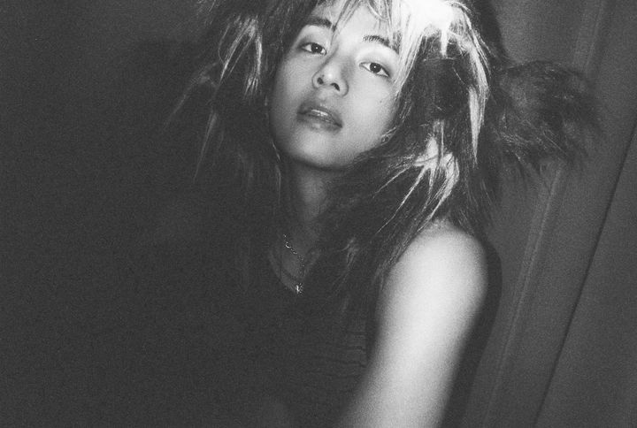 [서울=뉴시스] 방탄소년단 뷔 솔로 앨범 '레이오버(Layover)' 포토. 2023.08.09. (사진 = 빅히트 뮤직 제공) photo@newsis.com *재판매 및 DB 금지