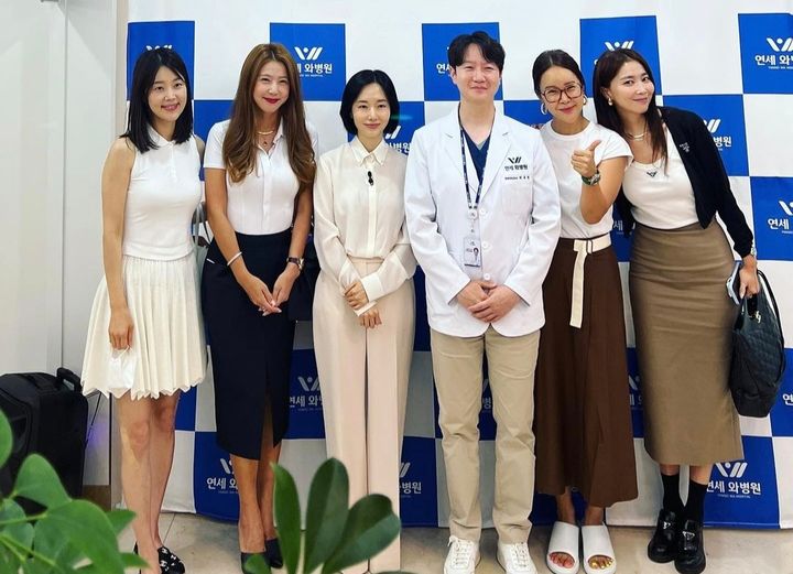 [서울=뉴시스] (왼쪽부터) 배우 한지혜, 이윤미, 이정현, 이정현 남편 정형외과 의사 박유정, 가수 백지영, 배우 오윤아. (사진=이윤미 인스타그램 캡처) 2023.08.09. photo@newsis.com *재판매 및 DB 금지 *재판매 및 DB 금지