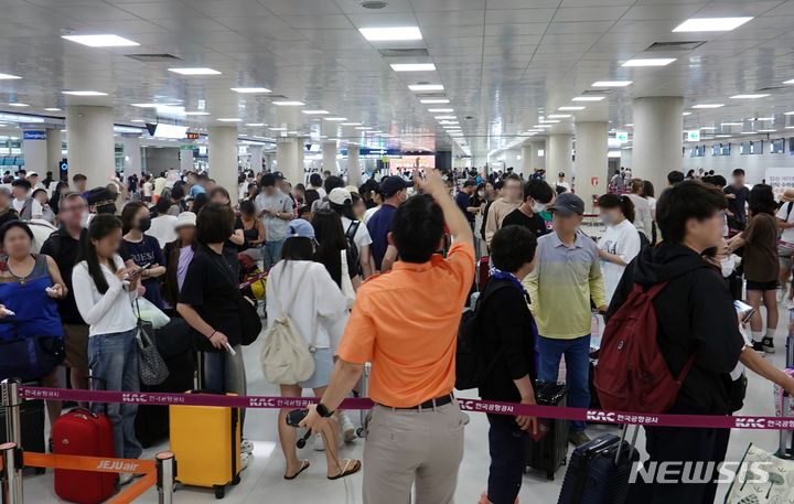 [제주=뉴시스] 오영재 기자 = 제6호 태풍 '카눈' 상륙이 임박한 9일 오전 제주국제공항 출발장에서 관광객들이 탑승 수속 절차를 밟고 있다. 이날 오후부터 제주에 강풍을 동반한 많은 비가 예보된 상태다. 2023.08.09. oyj4343@newsis.com