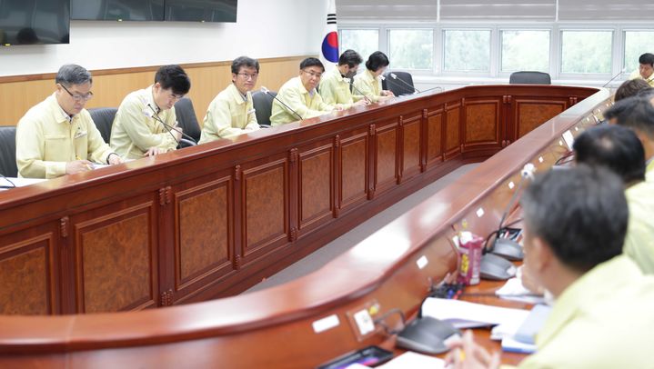 [울산=뉴시스] 구미현 기자 = 울산시교육청은 제6호 태풍 카눈의 직접 영향권에 들어가는 10일 유·초·중·고교 등 전체 학교 학생들의 등교를 중지하고 원격수업으로 전환한다. 긴급 회의 주재한 천창수 교육감. 2023.08.09. (시교육청 제공) *재판매 및 DB 금지