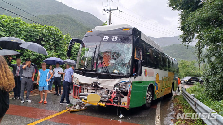  [순천=뉴시스] 신대희 기자 = 9일 낮 12시 46분께 전남 순천 서면 한 편도 1차선 도로에서 잼버리 스위스 대원을 태운 버스가 반대편 차선에서 마주오는 시내버스와 부딪쳤다. (사진 = 독자 제공) 2023.08.09. photo@newsis.com *재판매 및 DB 금지