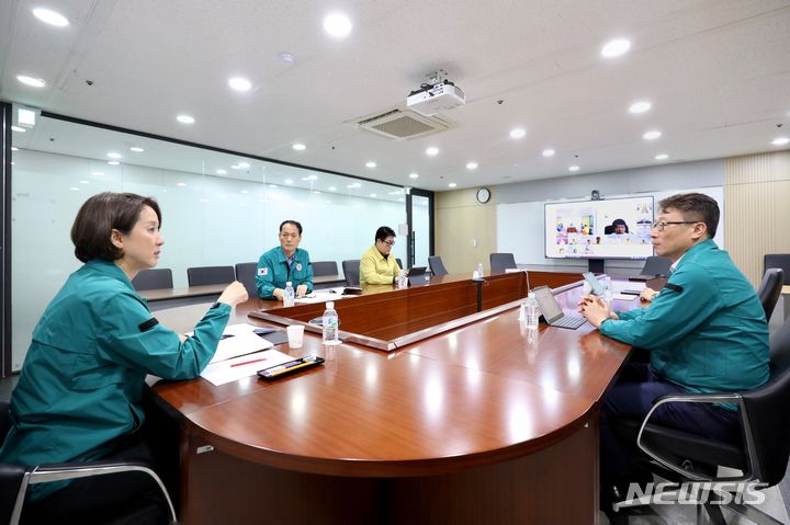 [서울=뉴시스] 이영 중소벤처기업부 장관(가운데)이 지난 8일 서울 여의도 중소기업기술정보진흥원에서 제6호 태풍 카눈 북상대비 대책회의를 하고 있다. (사진=중소벤처기업부 제공) 2023.08.09. photo@newsis.com