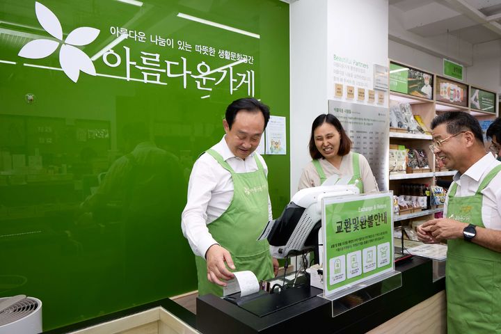 [통영=뉴시스] 신정철 기자= 아름다운가게 통영중앙점이 9일 개점 12주년을 맞아 ‘통영시청과 함께하는 아름다운 가게’ 12주년 기념행사를 개최했다. 아날 천영기 통영시장(왼쪽)이 통영시청 직원들이 지난 7월 한 달간 기증한 의류, 도서, 잡화 등 2000여점의 기증품을 판매하고 있다.(사진=통영시 제공).2023.08.09. photo@newsis.com *재판매 및 DB 금지