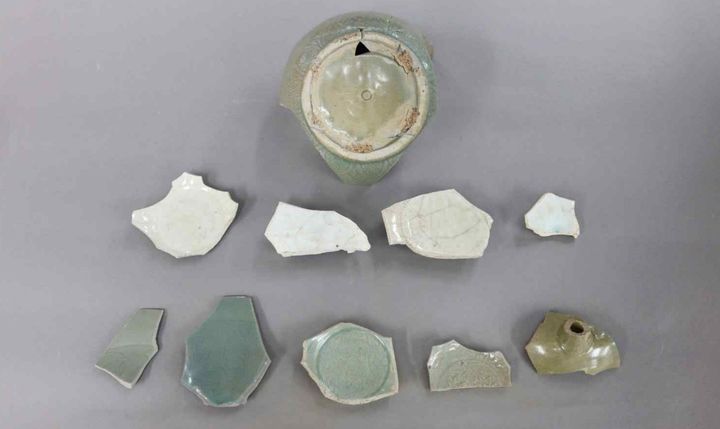 [서울=뉴시스] 서울 종로구 구기동 다가구 주택 신축 부지에서 발견된 자기 조각 (사진=수도문물연구원 제공) 2023.08.09. photo@newsis.com *재판매 및 DB 금지