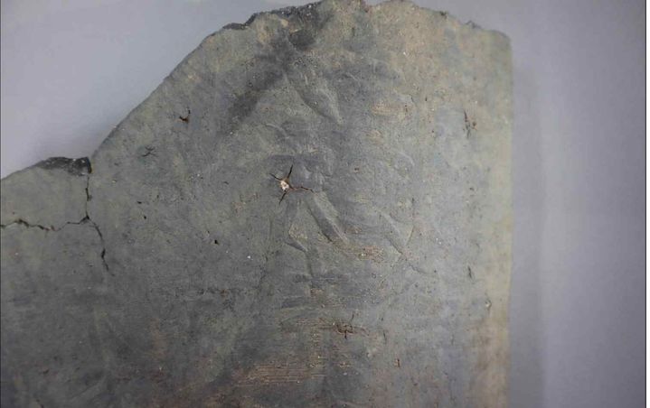 [서울=뉴시스] 서울 종로구 구기동 다가구 주택 신축 부지에서 발견된 명문 기와 조각 (사진=수도문물연구원 제공) 2023.08.09. photo@newsis.com *재판매 및 DB 금지