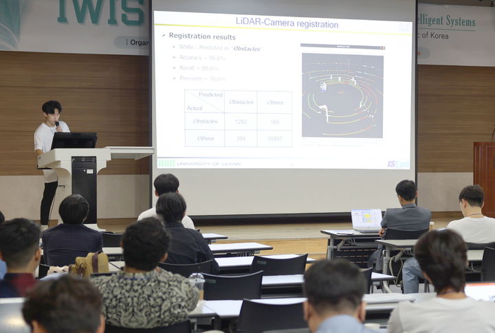 [울산=뉴시스] '2023 국제지능시스템워크숍(IWIS)'이 9일부터 3일 일정으로 울산대학교에서 열린다. 그림은 연구자가 지능형 교통 시스템에 대해 발표하고 있는 모습. (울산대 제공) *재판매 및 DB 금지