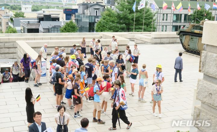 [인천=뉴시스] 김동영 기자 = ‘2023 새만금 세계스카우트잼버리’에 참가한 영국·벨기에국적의 단원들이 9일 오후 인천 연수구 인천상륙작전기념관을 찾아 관람을 하고 있다. 영국과 벨기에는 1950년 인천상륙작전 당시 국제연합군으로 참전했다. 2023.08.09. dy0121@newsis.com 