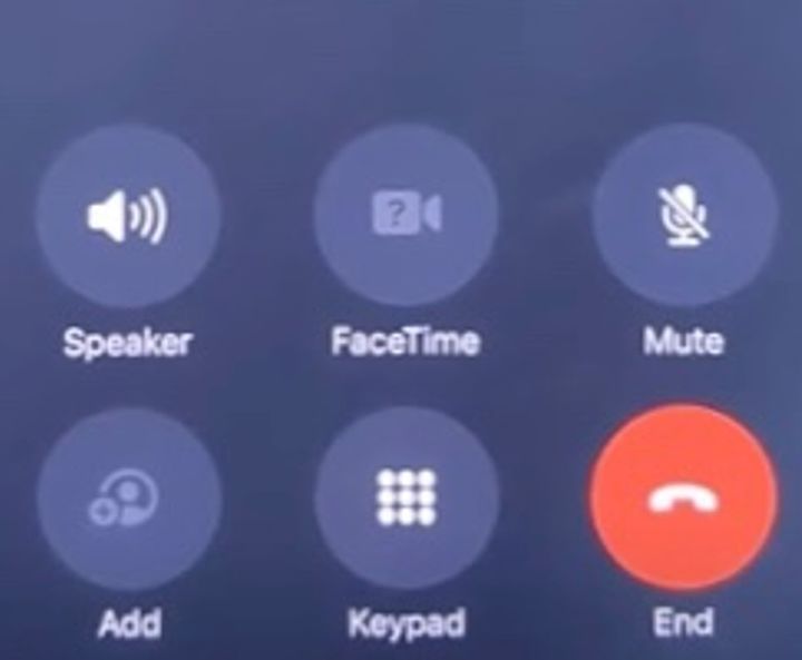 [서울=뉴시스] 애플이 아이폰 운영체계(iOS)-17 버전에서 '통화 종료' 버튼의 위치를 재배치 해 통화 화면을 바꾼다고 8일(현지 시간) 미국 CNBC는 전했다. 사진은 종료버튼이 오른쪽 하단 모서리로 이동한 iOS 17 베타버전. (사진=유튜브 갈무리) 2023.08.09 *재판매 및 DB 금지