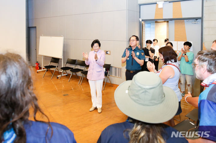 [이천=뉴시스] 김경희 이천시장이 캐나다 잼버리 대원들을 환영하고 있다.