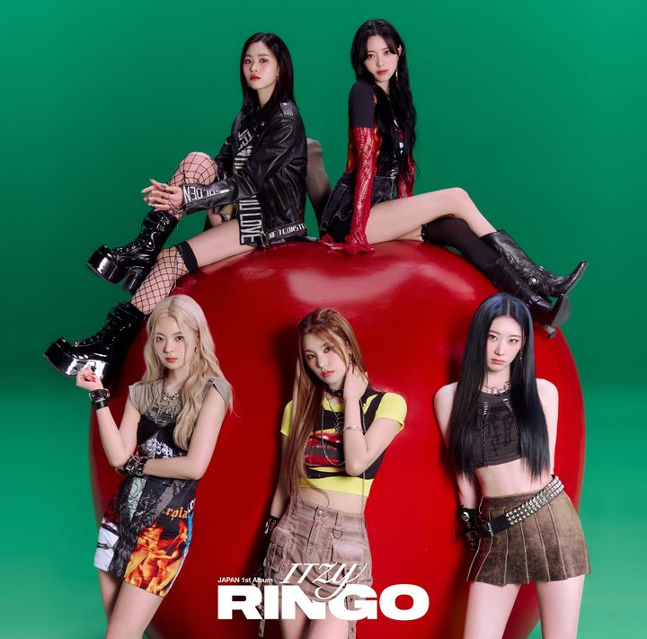 [서울=뉴시스] 있지(ITZY) 일본 정규 1집 '링고(RINGO)' 재킷 이미지. 2023.08.09. (사진 = JYP엔터테인먼트 제공) photo@newsis.com *재판매 및 DB 금지